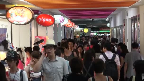 People walk through a shopping mall — Stock Video