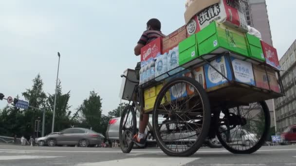 Trabalhador que transporta bebidas em Chengdu . — Vídeo de Stock