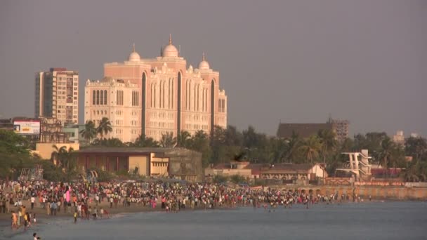 Pláž Mumbai Chowpatti. — Stock video