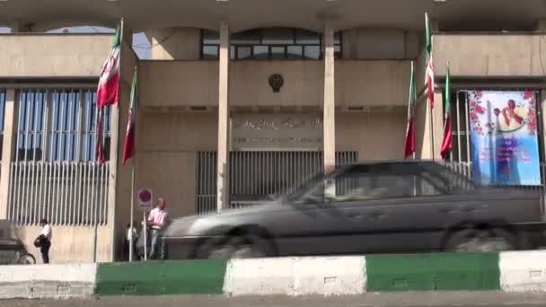 Traffic drives past the Tehran Stock Exchange. — Stock Video