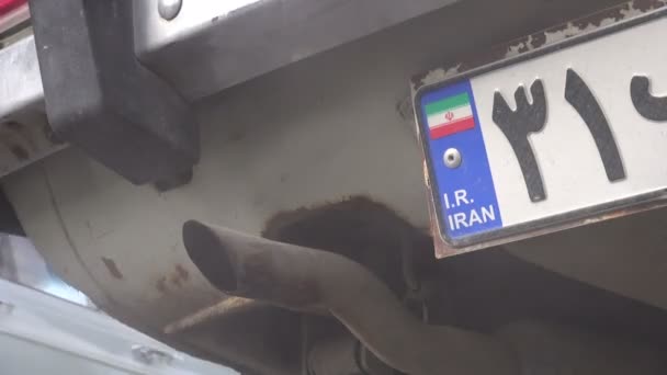 Trubka a íránská číselná deska na voze — Stock video