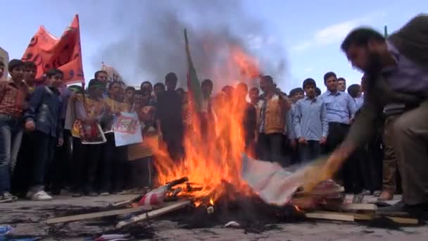 Estudantes iranianos queimam bandeiras — Vídeo de Stock