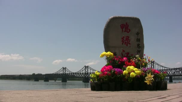 Un monument devant la rivière Yalu — Video