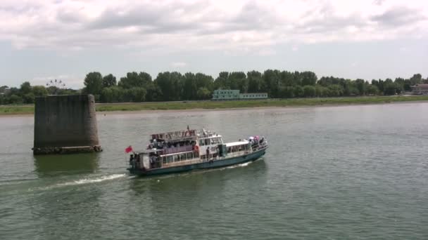 Bateau navigue le long de la rivière Yalu — Video