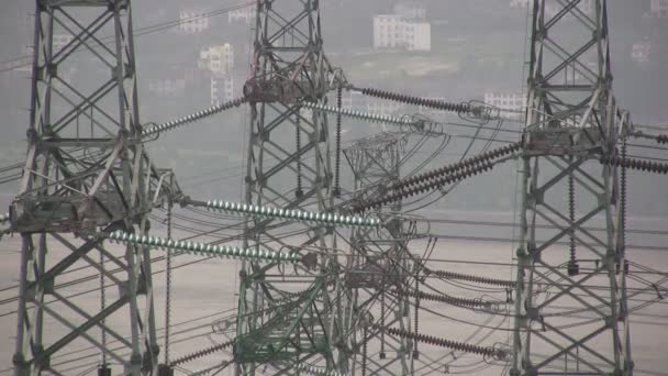 As linhas eléctricas transmitem electricidade gerada — Vídeo de Stock