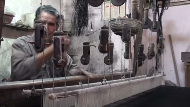 Worker making Iranian carpets — Stock Video