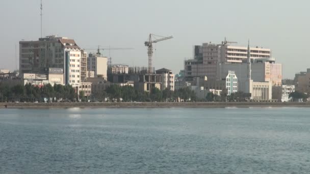 De skyline van Bandar Abbas in het zuiden van Iran. — Stockvideo
