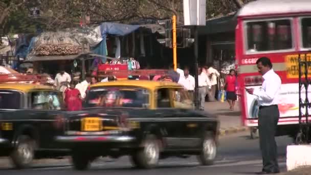 Biznesmen przecina ulicę Mumbai. — Wideo stockowe