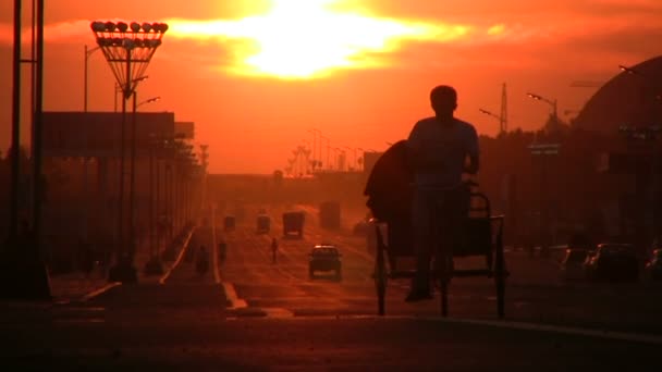 Due uomini in bicicletta lungo la strada — Video Stock