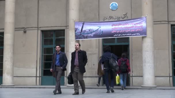 Mensen lopen naar de klas op de Universiteit van Teheran — Stockvideo