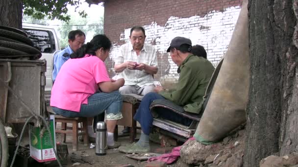 Mensen spelen kaarten — Stockvideo