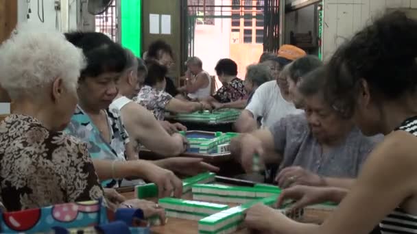 Senioren spielen Mahjong — Stockvideo