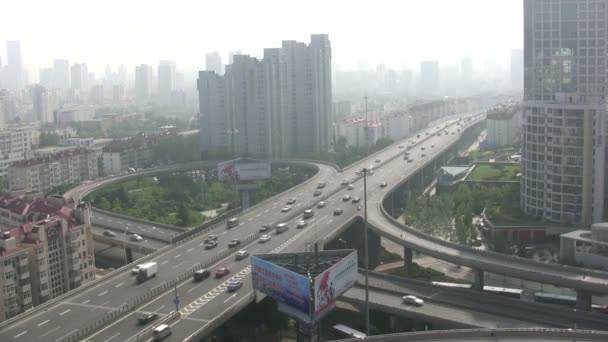 Vista general de una intersección en Qingdao — Vídeo de stock