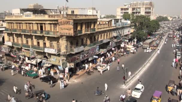 Cruzamento ocupado em Karachi . — Vídeo de Stock
