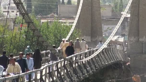 人们经过一座桥在吉尔吉特. — 图库视频影像