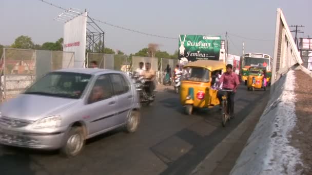 Verkehr auf einer Brücke in Indien. — Stockvideo