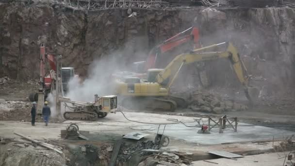 Máquinas estão sendo usadas em um canteiro de obras — Vídeo de Stock