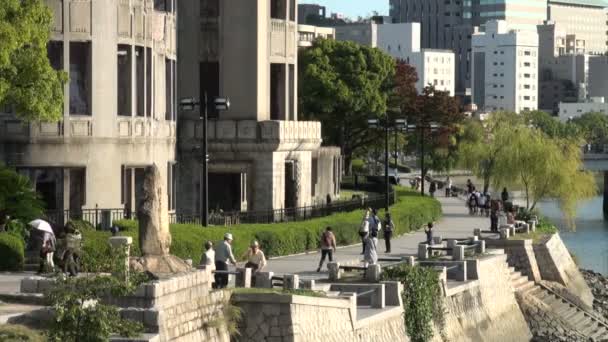 Människor besöker Atomic Bomb Dome — Stockvideo