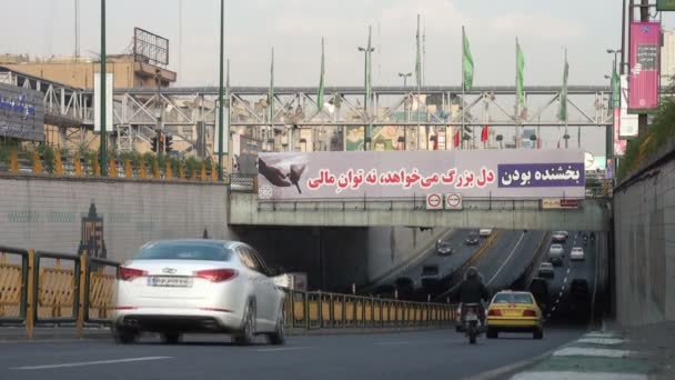 Conducir tráfico en la ciudad de Teherán — Vídeos de Stock