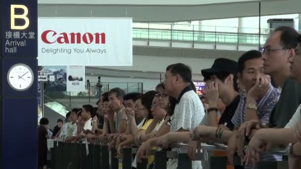 Menschen warten auf Ankunft am Flughafen — Stockvideo
