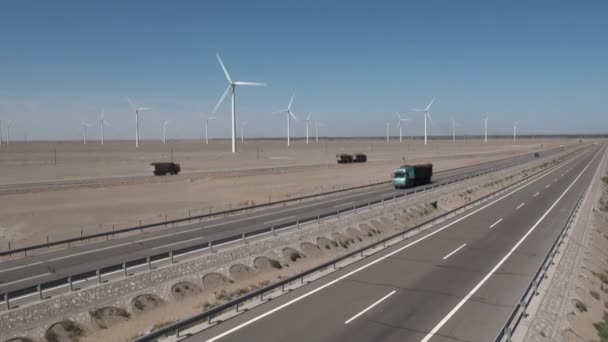 Parc éolien le long d'une autoroute — Video