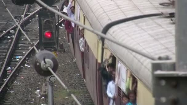 Mumbai banliyö treni. — Stok video