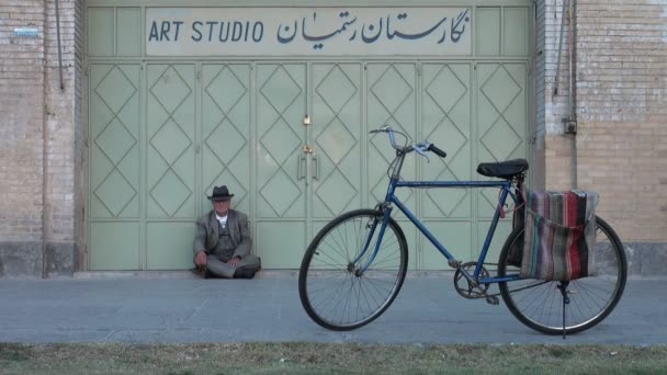 Folk går förbi en sluten konststudio i Isfahan. — Stockvideo