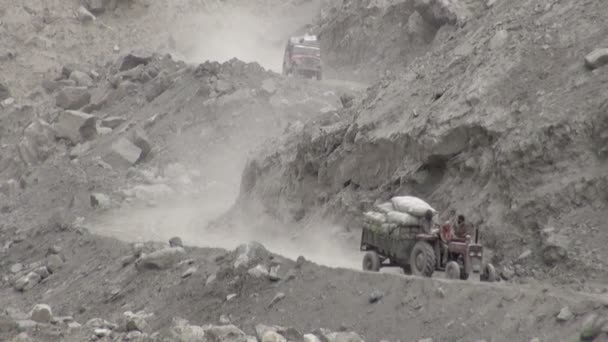 Тракторы и джипы несут китайскую помощь — стоковое видео