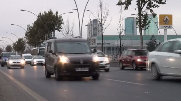 Trafik sürücüleri bir otoyol üzerinde — Stok video