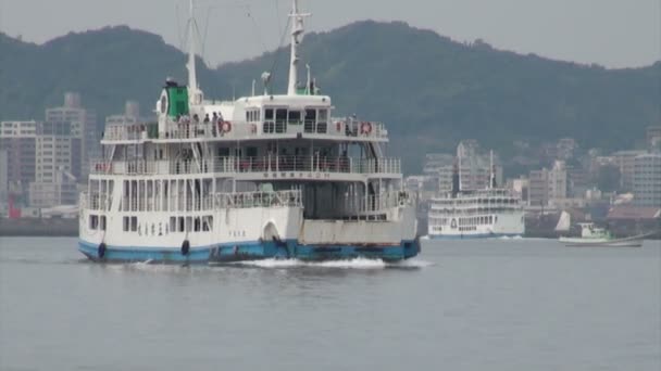 Prom przybywa na wyspę Sakurajima. — Wideo stockowe