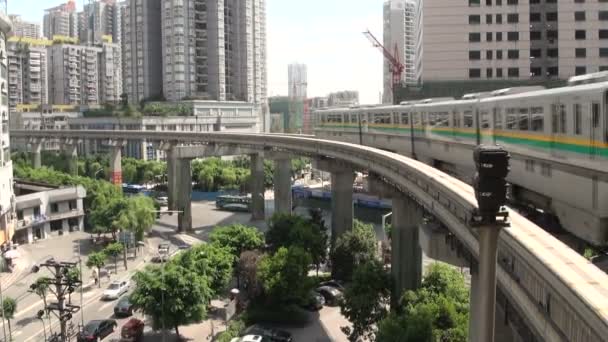 Een monorail verlaat het station — Stockvideo