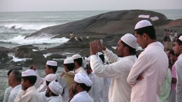 Des pèlerins musulmans visitent Kanyakumari . — Video