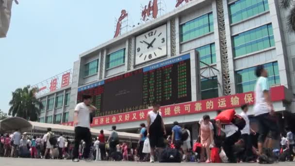 Passagiers lopen naar op treinstation — Stockvideo