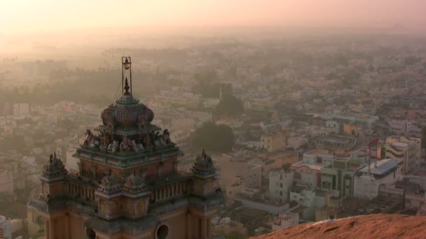 Schöner Tempel und Skyline. — Stockvideo