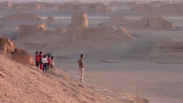 Uma família está desfrutando de um belo pôr do sol — Vídeo de Stock