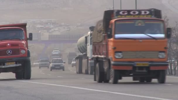 Circulation font leur chemin à travers l'autoroute — Video