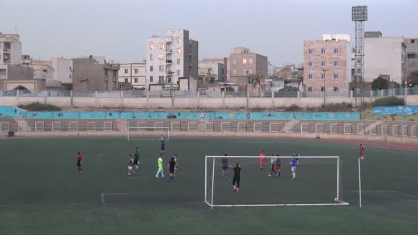 Erkekler Tahran'da futbol oynuyor — Stok video