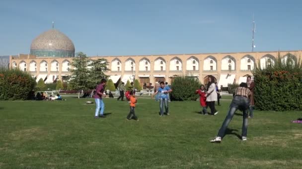 A family are playing in front of Imam Square — Stock Video