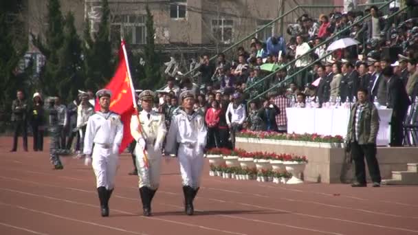 Des étudiants chinois participent à un défilé — Video