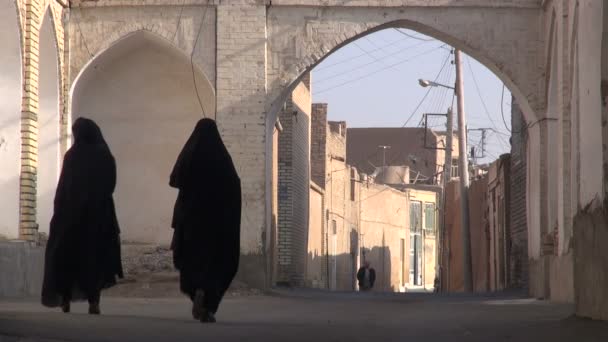 Kobiety w chadorach spacerujące ulicą Yazd — Wideo stockowe