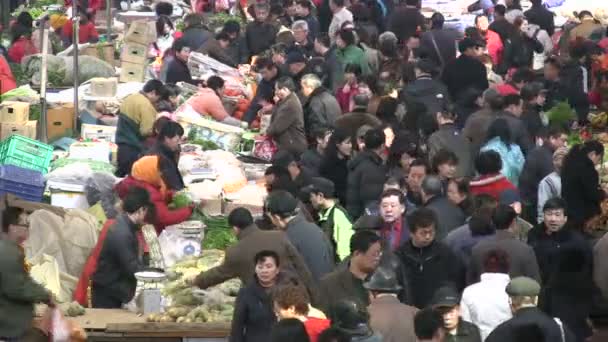 Люди покупают продукты на рынке — стоковое видео