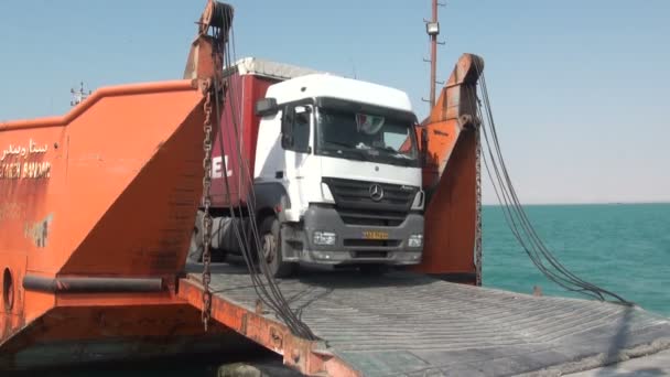 Caminhão de carga dirigindo fora de uma balsa — Vídeo de Stock