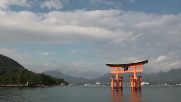 Floating torii gate at Miyajima island. — Stock Video