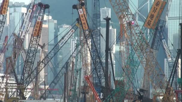 Kranen voor de skyline van Hong Kong. — Stockvideo