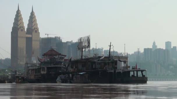 Viejos barcos flotan en el río Yangtze — Vídeos de Stock