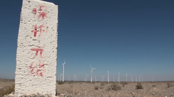 Turbinas eólicas no deserto — Vídeo de Stock