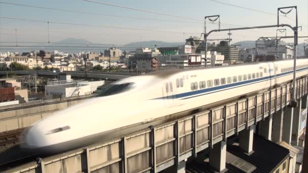 Shinkansen atravessa a cidade — Vídeo de Stock