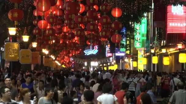 Busy shopping street in Guangzhou. — Stock Video