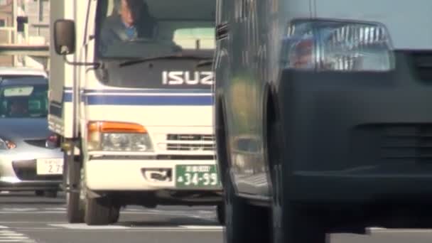 Auto's gaan door een hoofdstraat — Stockvideo