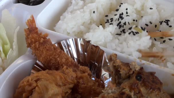 Makanan cepat saji Jepang dengan sumpit . — Stok Video